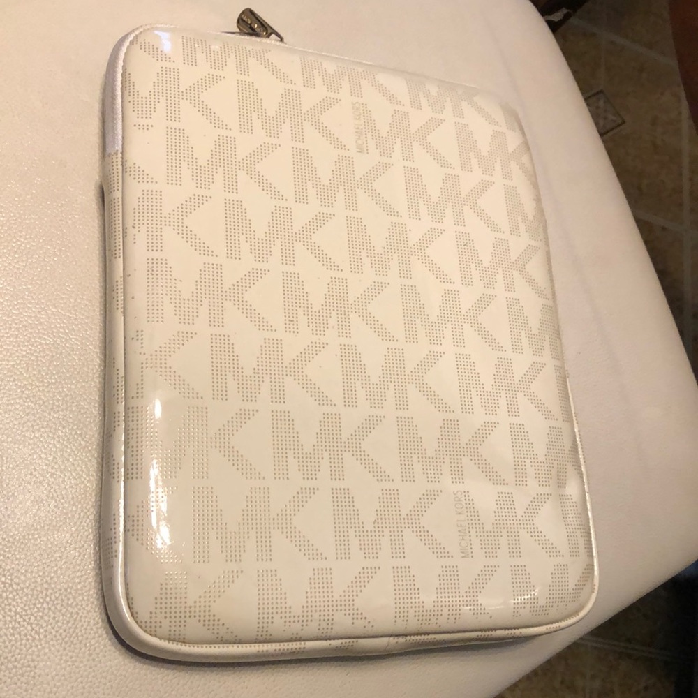 Authentic Michael Kors iPad case - Picture 3 of 8
